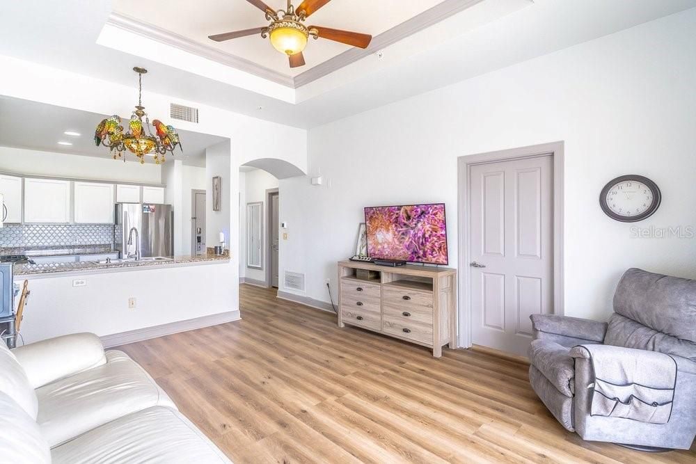 For Sale: $179,000 (1 beds, 1 baths, 823 Square Feet)