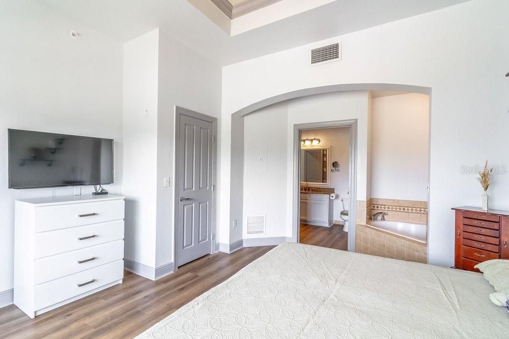 For Sale: $179,000 (1 beds, 1 baths, 823 Square Feet)