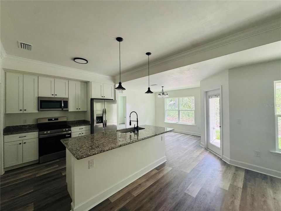 For Sale: $314,000 (3 beds, 2 baths, 1402 Square Feet)