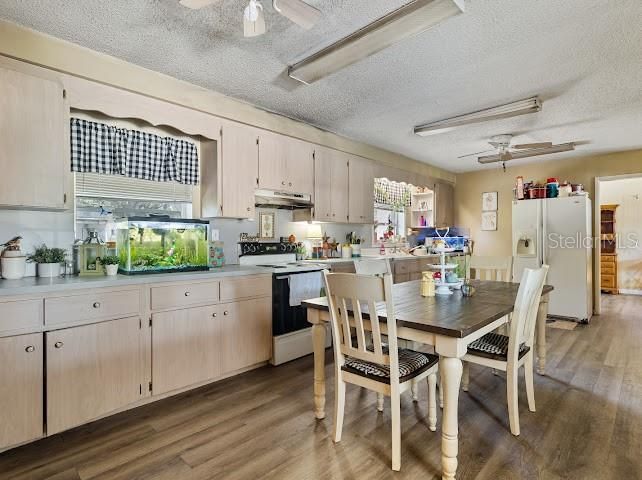 На продажу: $299,900 (3 спален, 2 ванн, 1936 Квадратных фут)