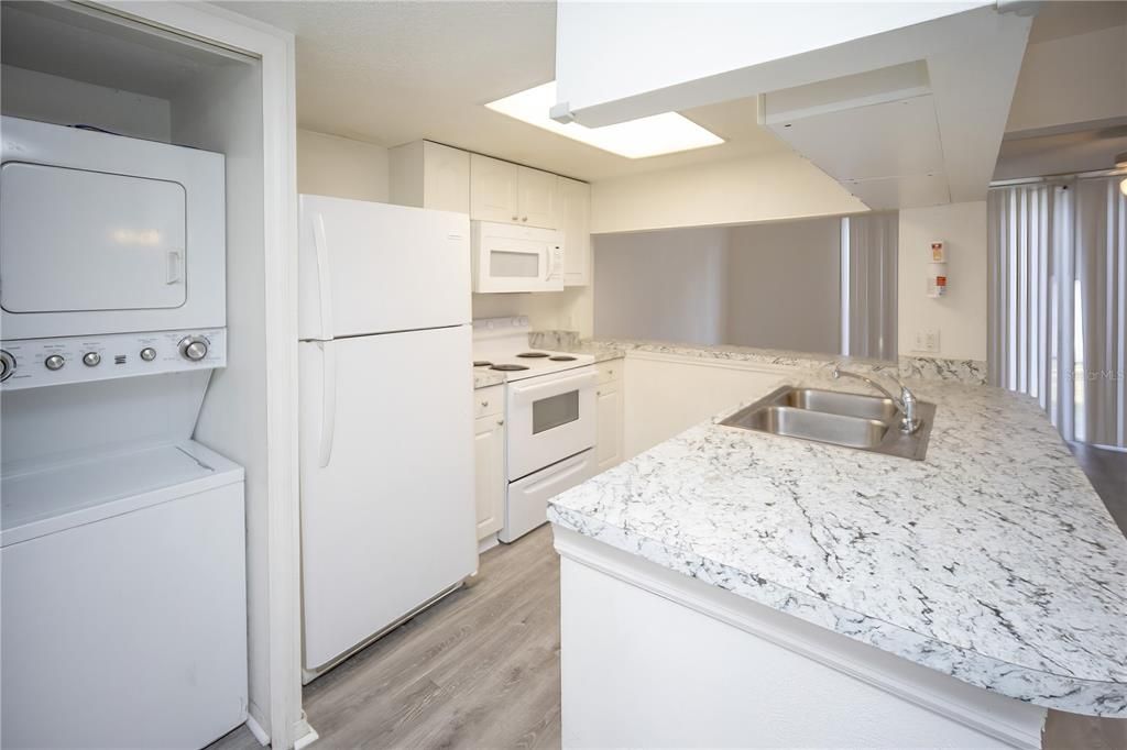 En Venta: $274,000 (4 camas, 3 baños, 1748 Pies cuadrados)