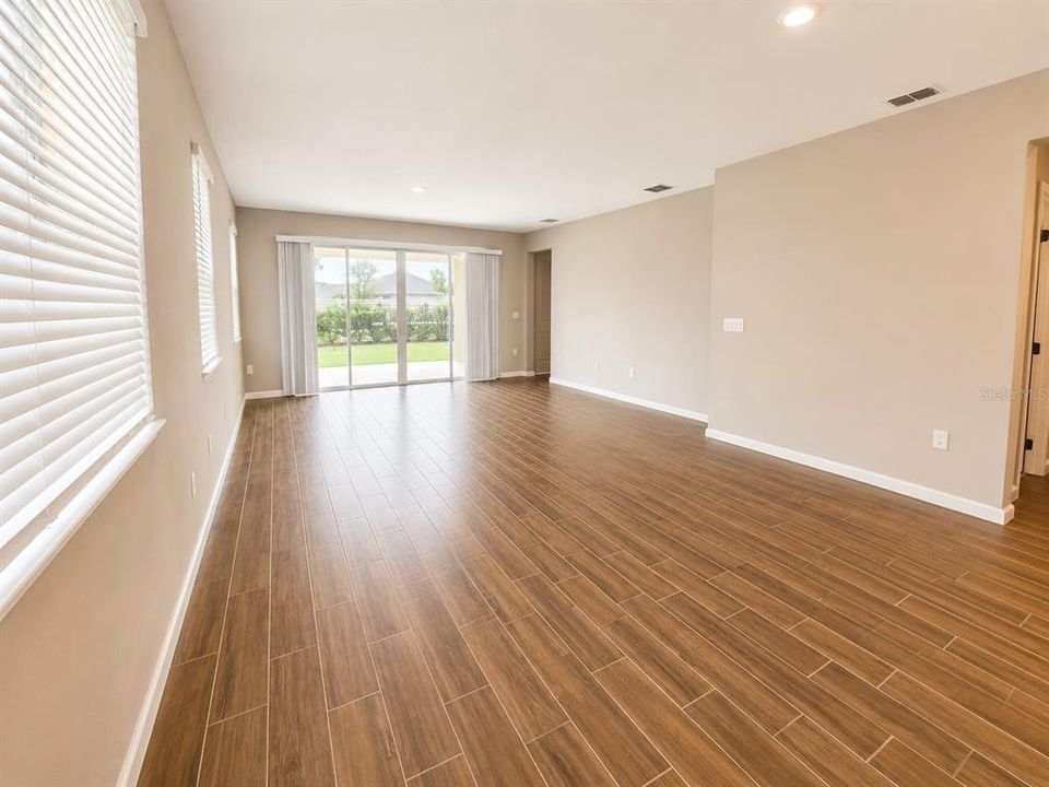 For Rent: $2,365 (4 beds, 2 baths, 1910 Square Feet)