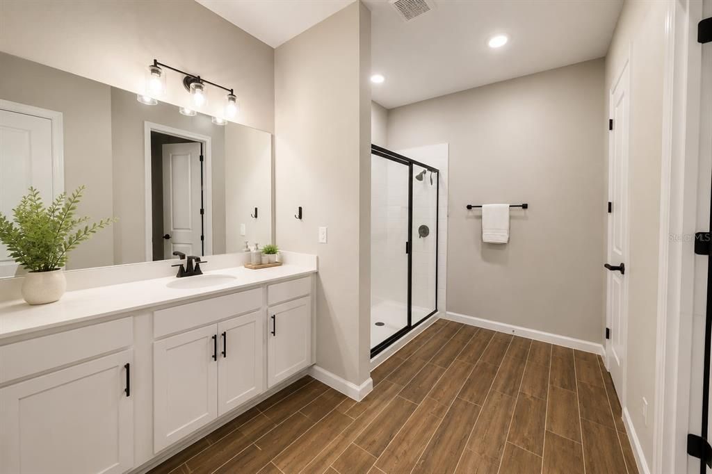For Rent: $2,365 (4 beds, 2 baths, 1910 Square Feet)