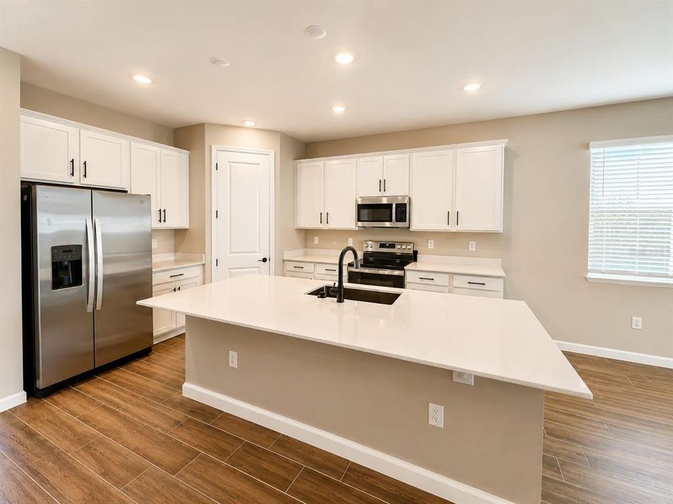 For Rent: $2,365 (4 beds, 2 baths, 1910 Square Feet)