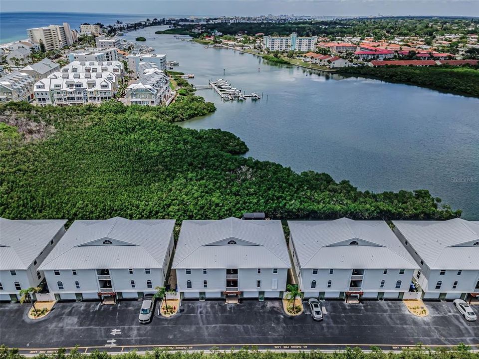 For Sale: $585,000 (2 beds, 2 baths, 1390 Square Feet)