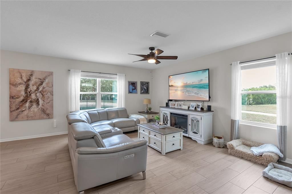 For Sale: $345,000 (3 beds, 2 baths, 1682 Square Feet)