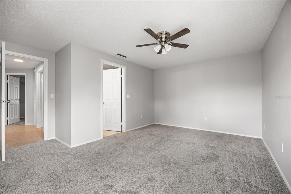Activo con contrato: $329,000 (3 camas, 2 baños, 1274 Pies cuadrados)