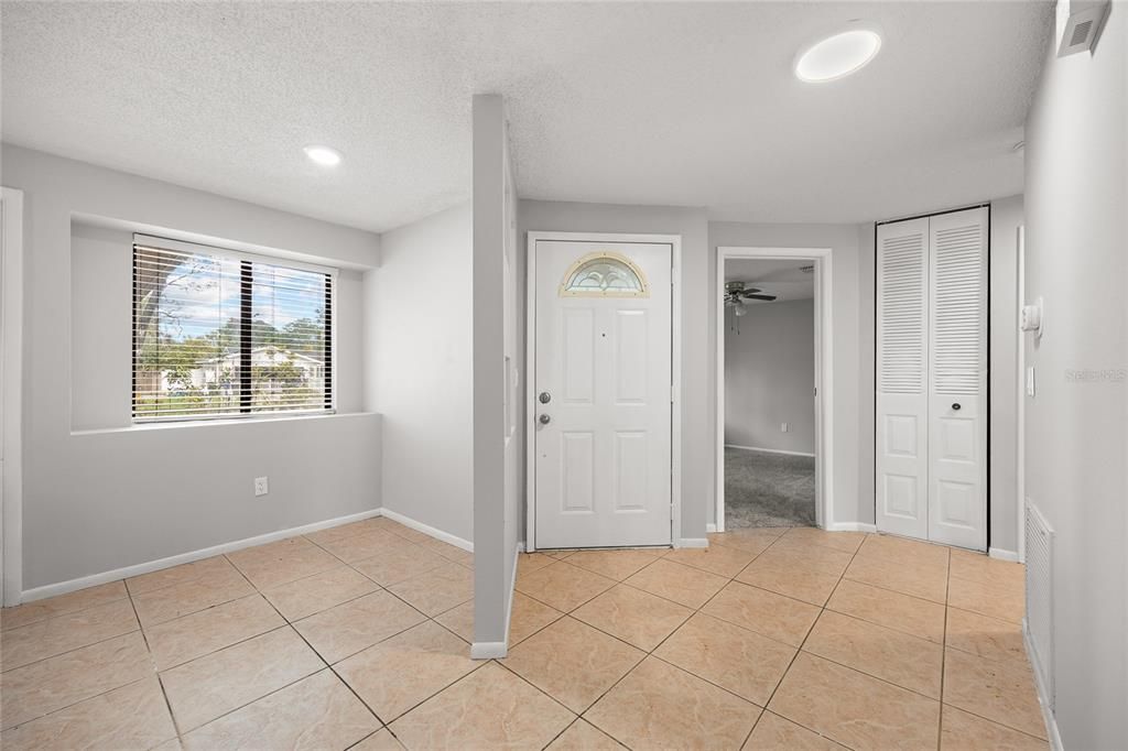 Activo con contrato: $329,000 (3 camas, 2 baños, 1274 Pies cuadrados)
