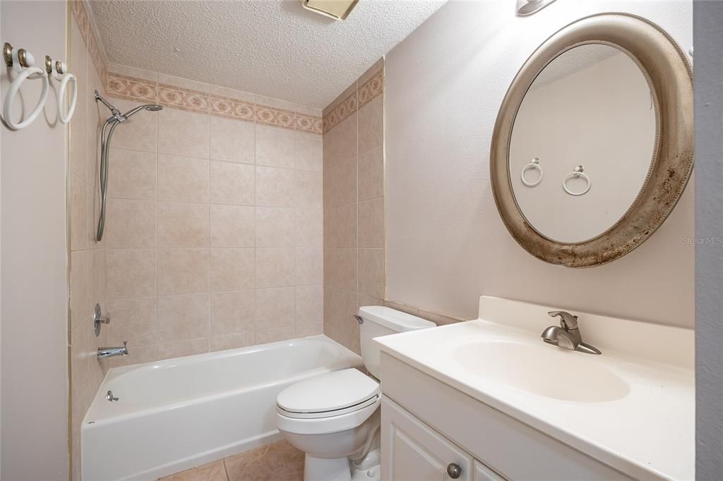 Activo con contrato: $329,000 (3 camas, 2 baños, 1274 Pies cuadrados)