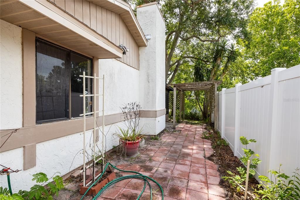 Activo con contrato: $329,000 (3 camas, 2 baños, 1274 Pies cuadrados)