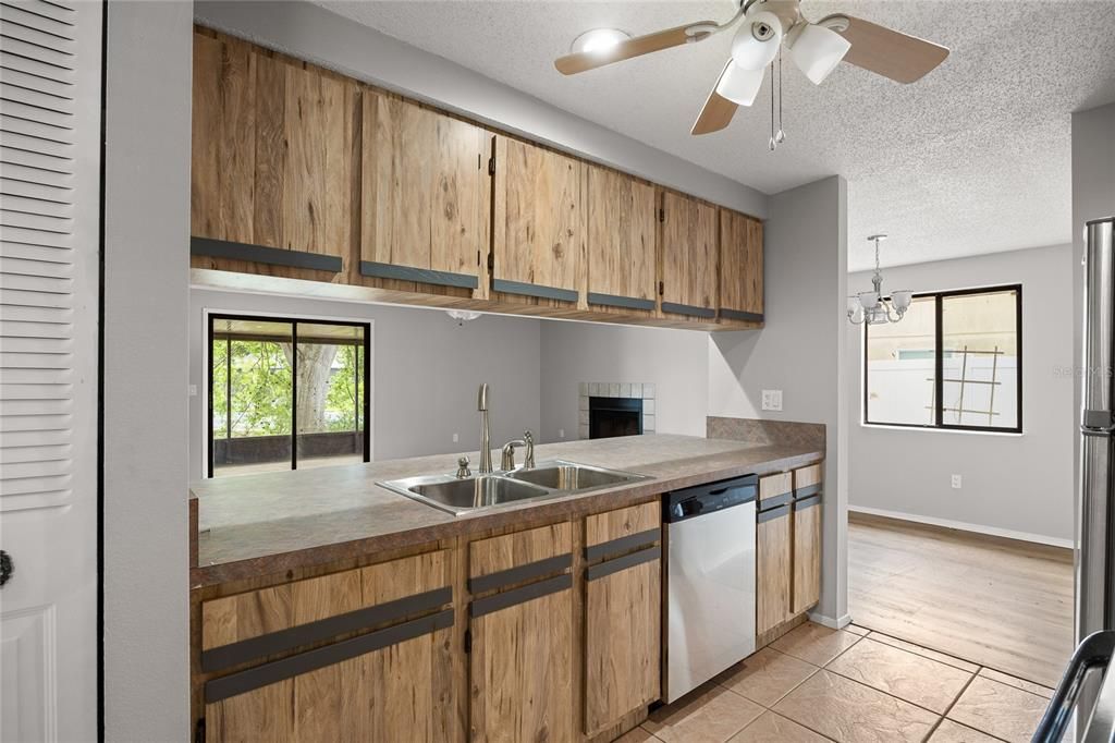 Activo con contrato: $329,000 (3 camas, 2 baños, 1274 Pies cuadrados)