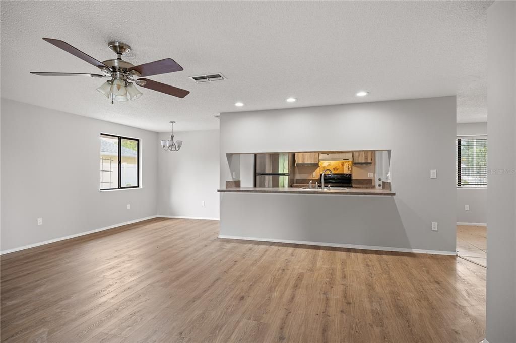 Activo con contrato: $329,000 (3 camas, 2 baños, 1274 Pies cuadrados)