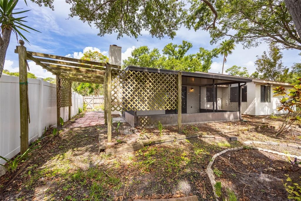 Activo con contrato: $329,000 (3 camas, 2 baños, 1274 Pies cuadrados)