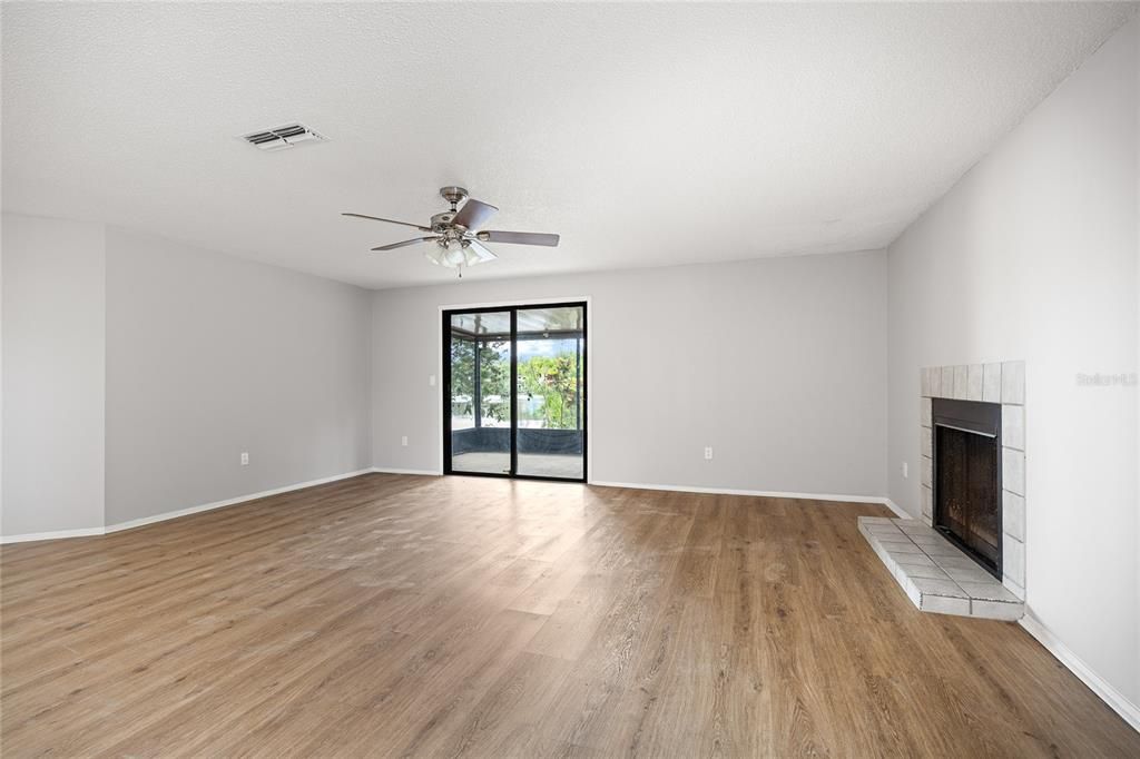 Activo con contrato: $329,000 (3 camas, 2 baños, 1274 Pies cuadrados)