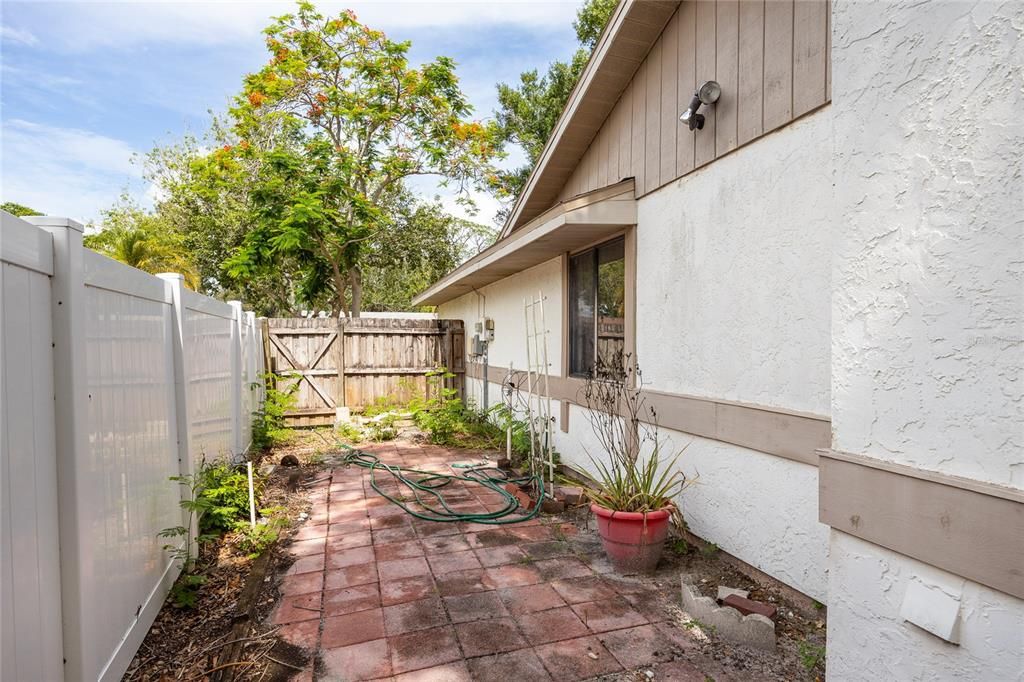 Activo con contrato: $329,000 (3 camas, 2 baños, 1274 Pies cuadrados)