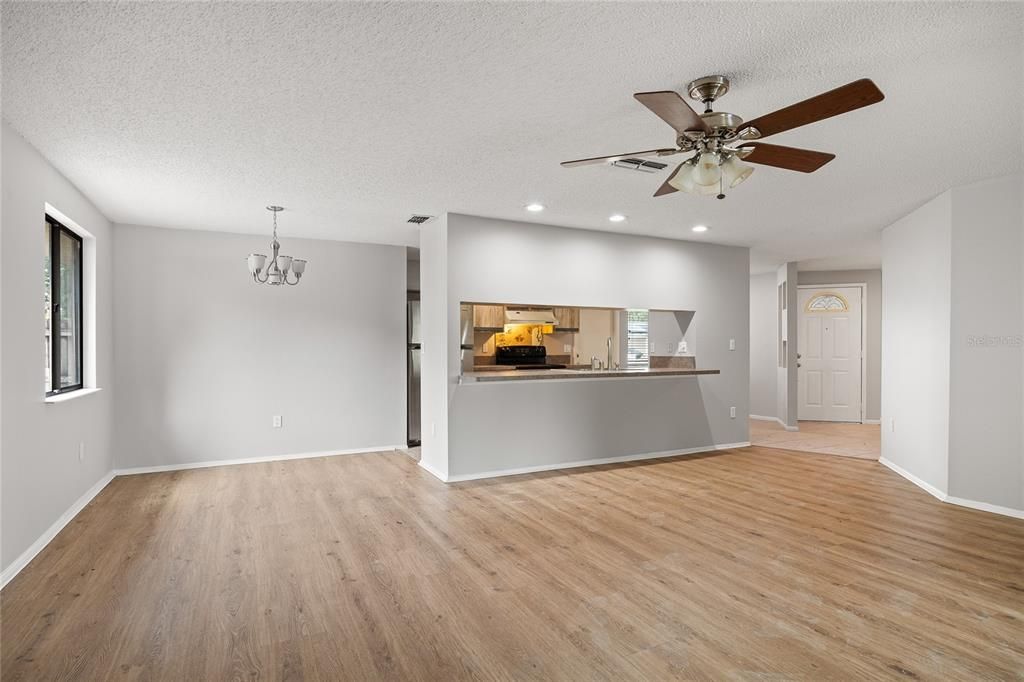 Activo con contrato: $329,000 (3 camas, 2 baños, 1274 Pies cuadrados)