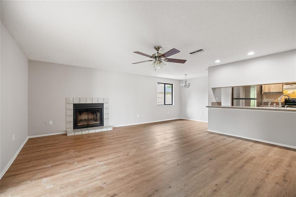 Activo con contrato: $329,000 (3 camas, 2 baños, 1274 Pies cuadrados)
