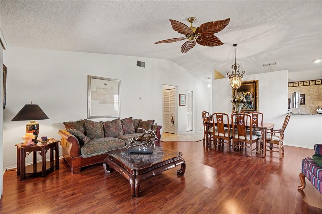 For Sale: $192,000 (2 beds, 2 baths, 1078 Square Feet)