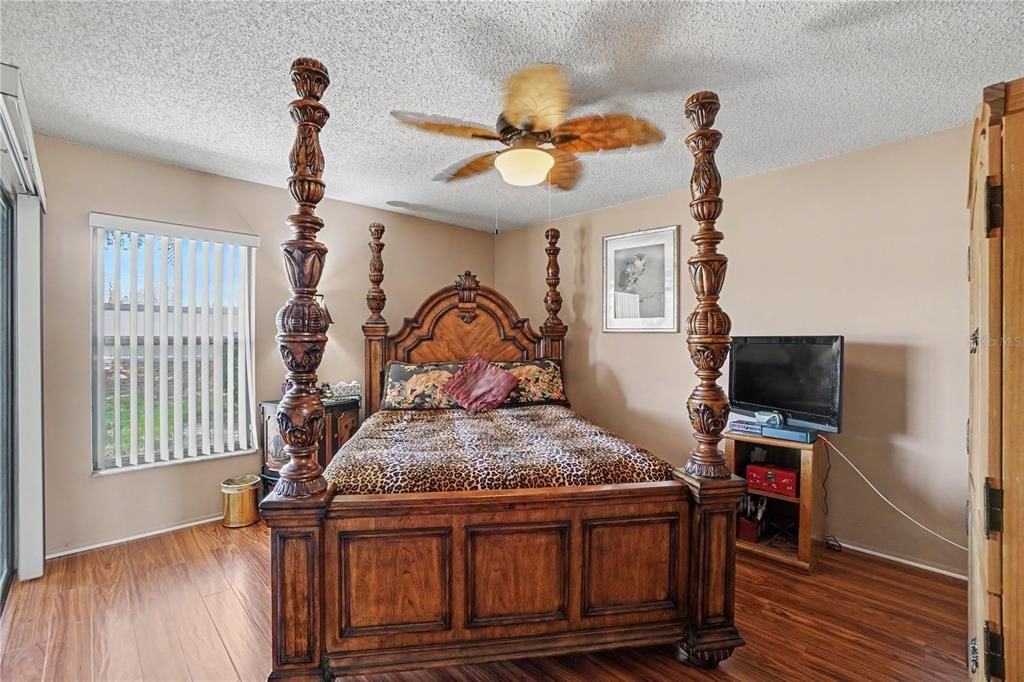 For Sale: $192,000 (2 beds, 2 baths, 1078 Square Feet)