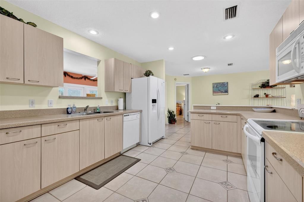 For Sale: $395,000 (3 beds, 3 baths, 1652 Square Feet)