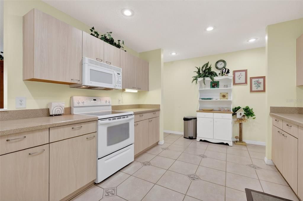 For Sale: $395,000 (3 beds, 3 baths, 1652 Square Feet)