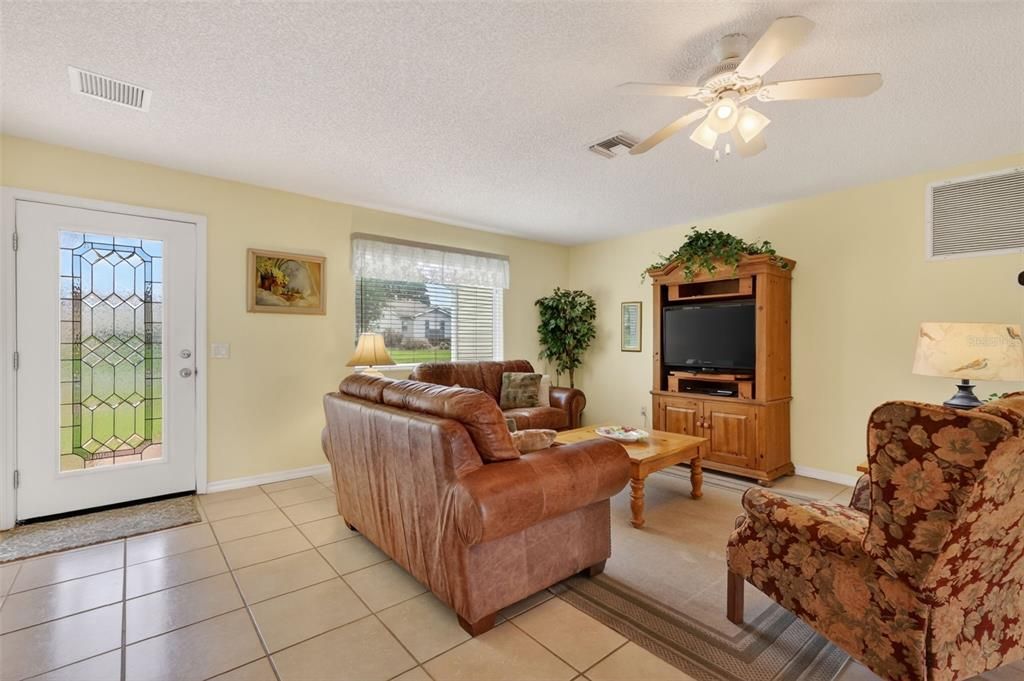 For Sale: $395,000 (3 beds, 3 baths, 1652 Square Feet)
