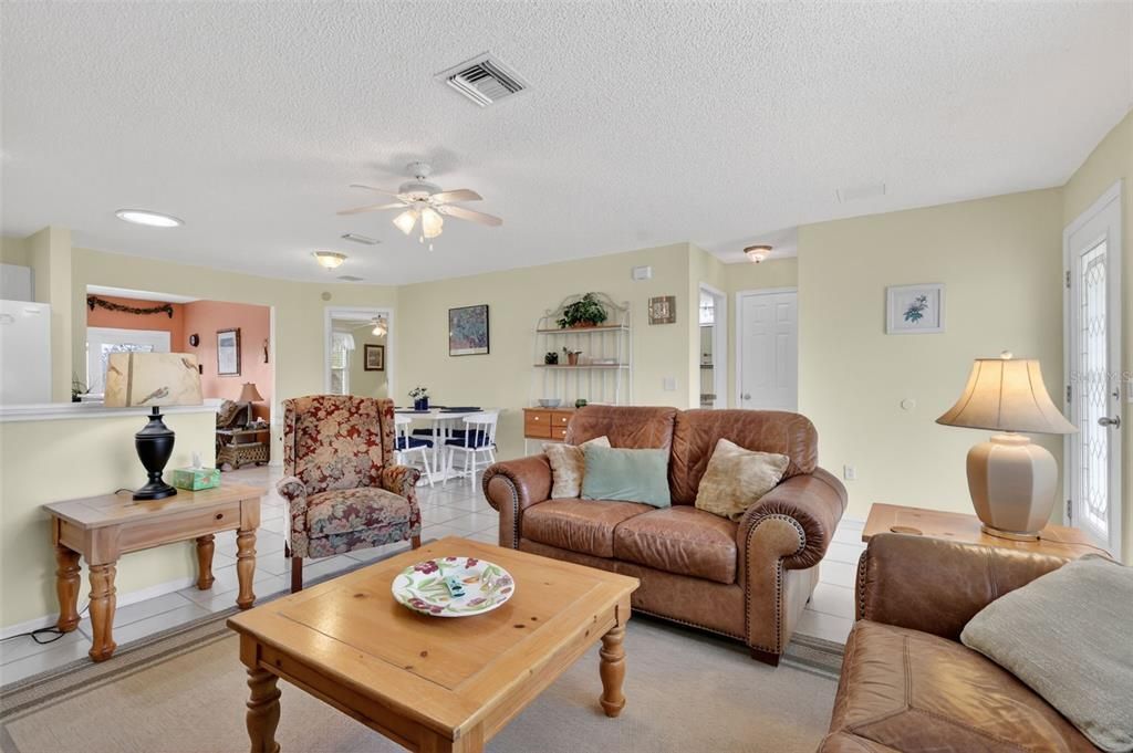 For Sale: $395,000 (3 beds, 3 baths, 1652 Square Feet)
