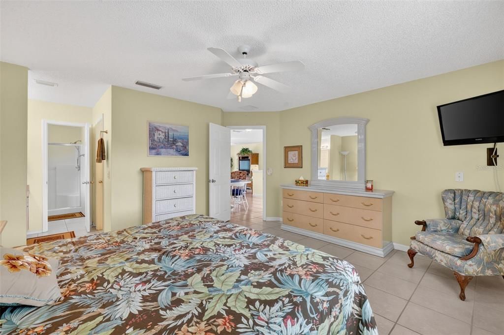 For Sale: $395,000 (3 beds, 3 baths, 1652 Square Feet)