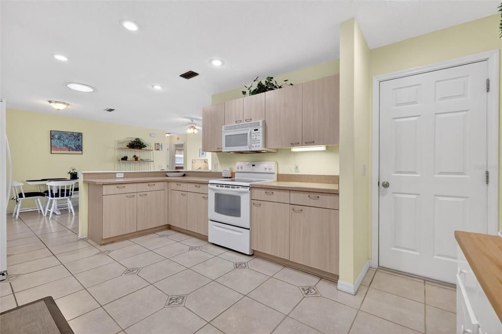 For Sale: $395,000 (3 beds, 3 baths, 1652 Square Feet)