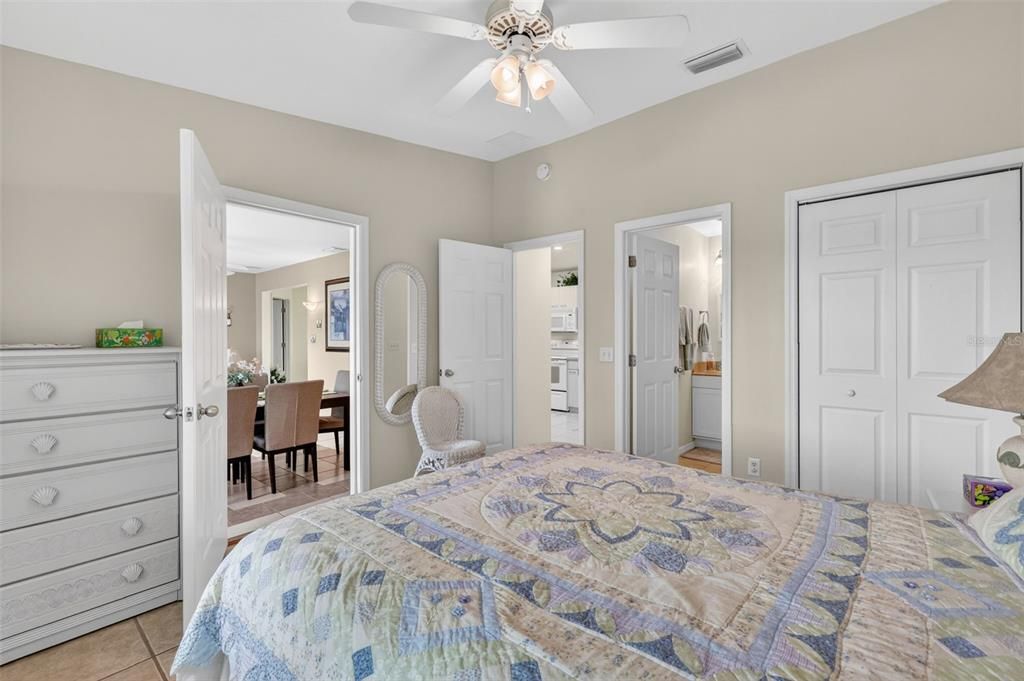 For Sale: $395,000 (3 beds, 3 baths, 1652 Square Feet)