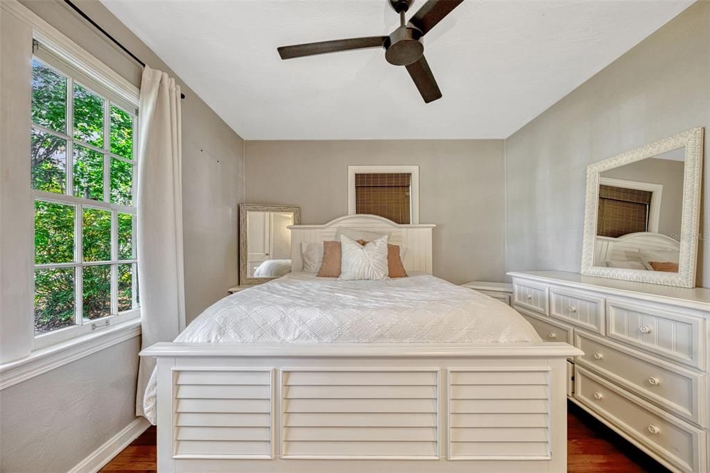 For Sale: $399,000 (2 beds, 1 baths, 880 Square Feet)