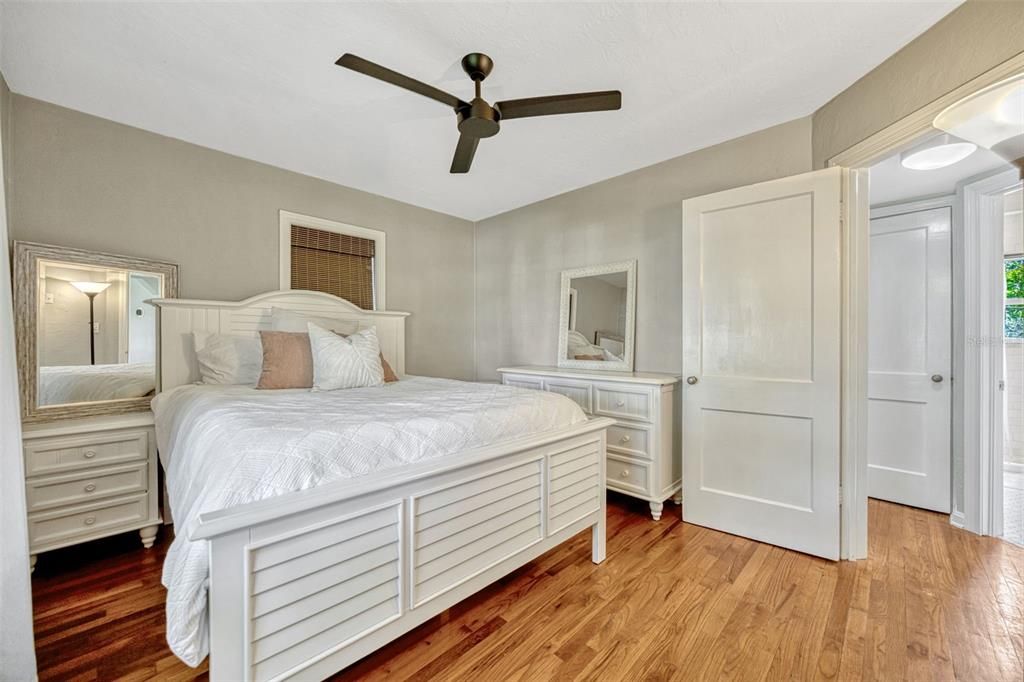 For Sale: $399,000 (2 beds, 1 baths, 880 Square Feet)