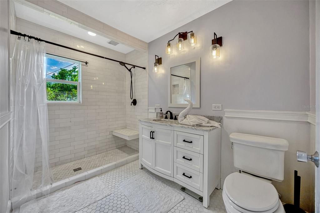 For Sale: $399,000 (2 beds, 1 baths, 880 Square Feet)