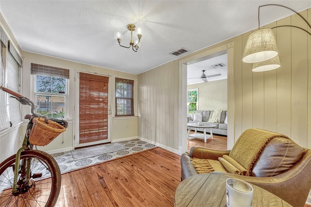For Sale: $399,000 (2 beds, 1 baths, 880 Square Feet)