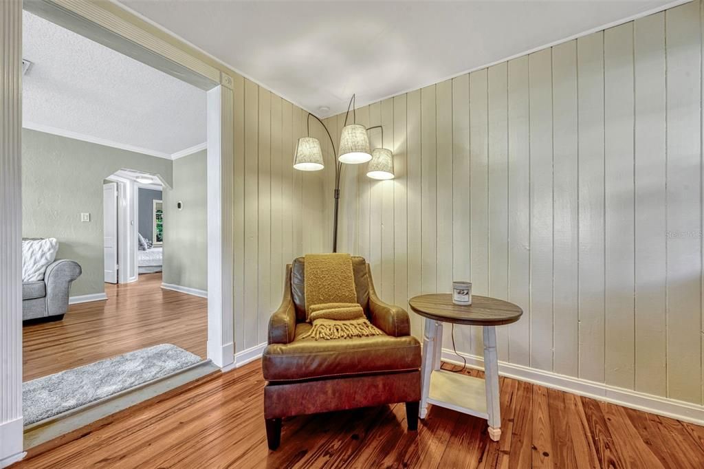 For Sale: $399,000 (2 beds, 1 baths, 880 Square Feet)