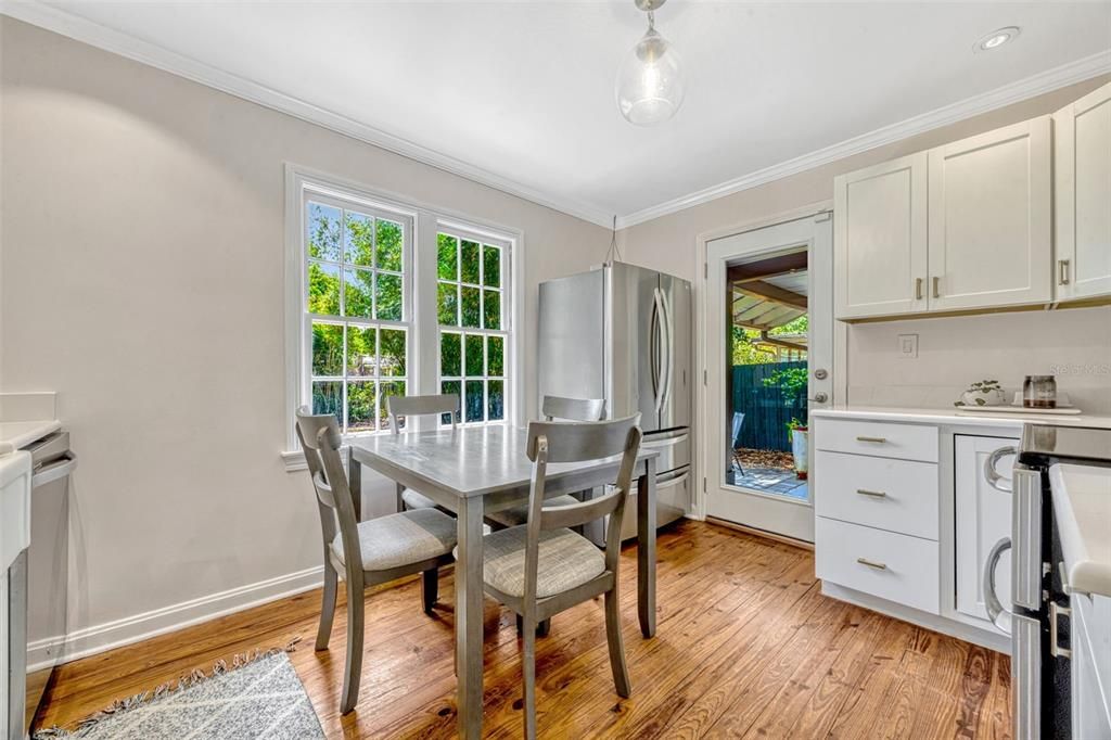 For Sale: $399,000 (2 beds, 1 baths, 880 Square Feet)