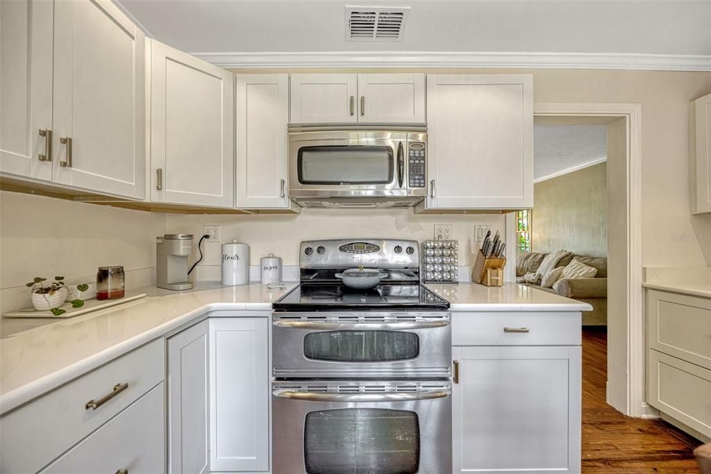 For Sale: $399,000 (2 beds, 1 baths, 880 Square Feet)