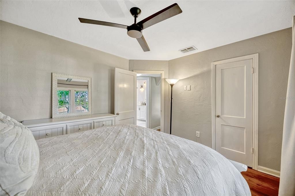 For Sale: $399,000 (2 beds, 1 baths, 880 Square Feet)