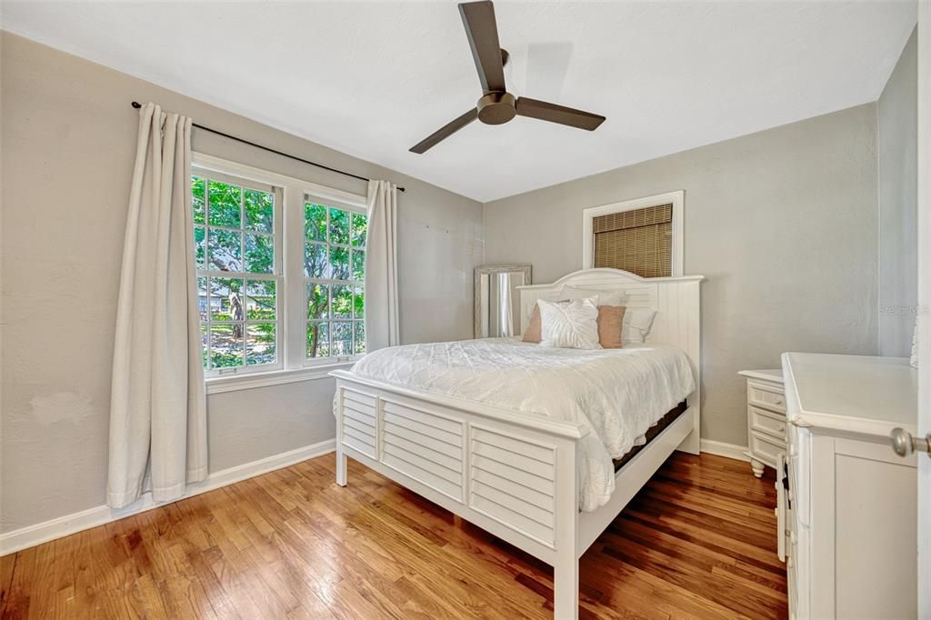 For Sale: $399,000 (2 beds, 1 baths, 880 Square Feet)