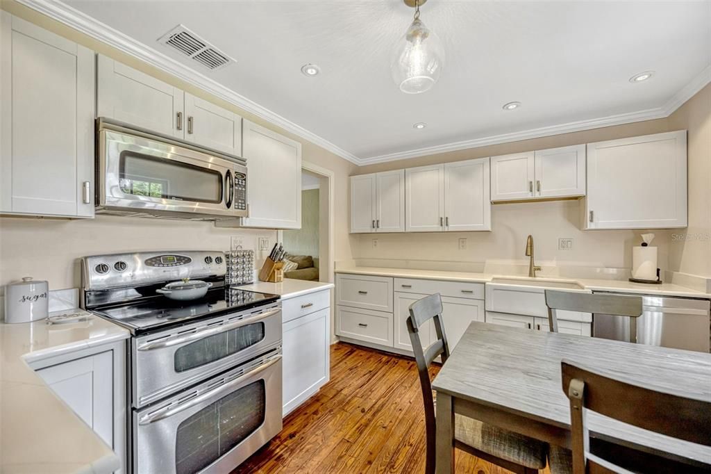 For Sale: $399,000 (2 beds, 1 baths, 880 Square Feet)