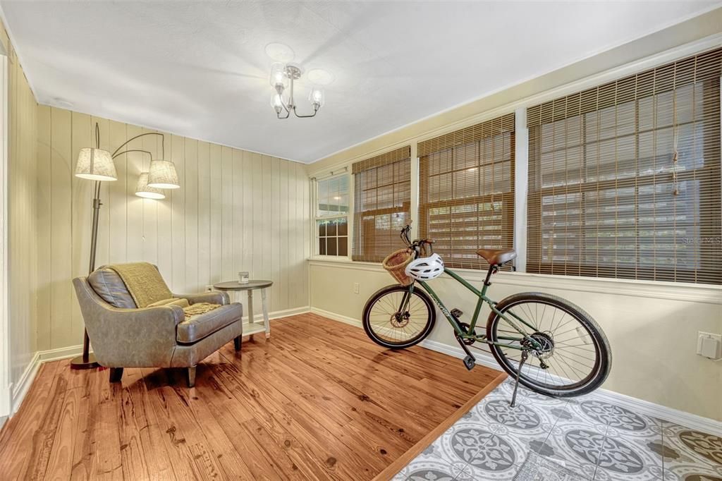 For Sale: $399,000 (2 beds, 1 baths, 880 Square Feet)