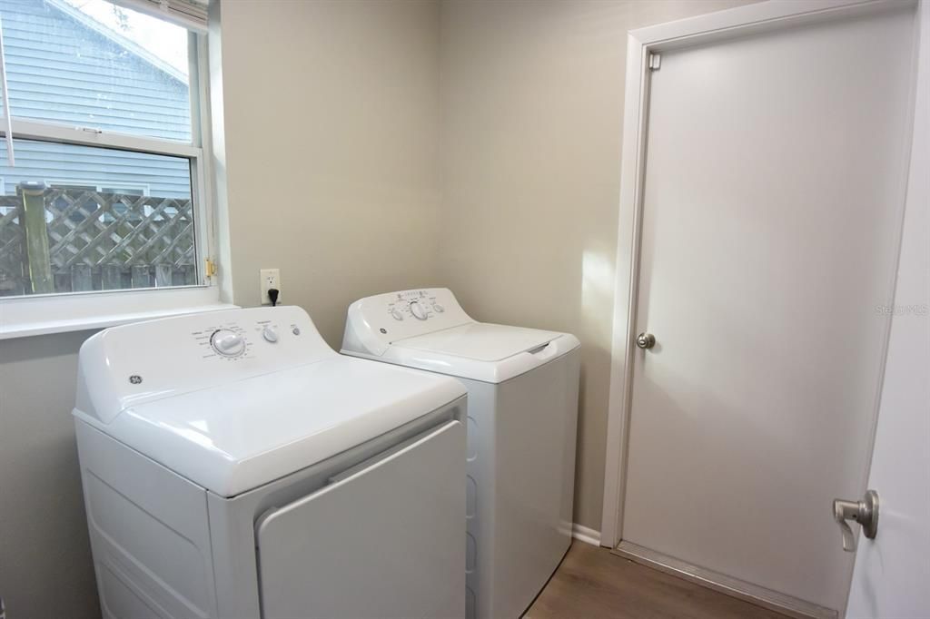For Sale: $425,000 (3 beds, 2 baths, 1724 Square Feet)
