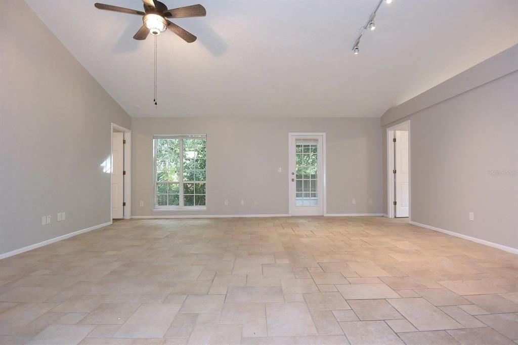 For Sale: $425,000 (3 beds, 2 baths, 1724 Square Feet)
