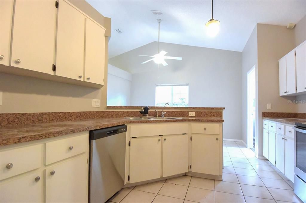 For Sale: $425,000 (3 beds, 2 baths, 1724 Square Feet)
