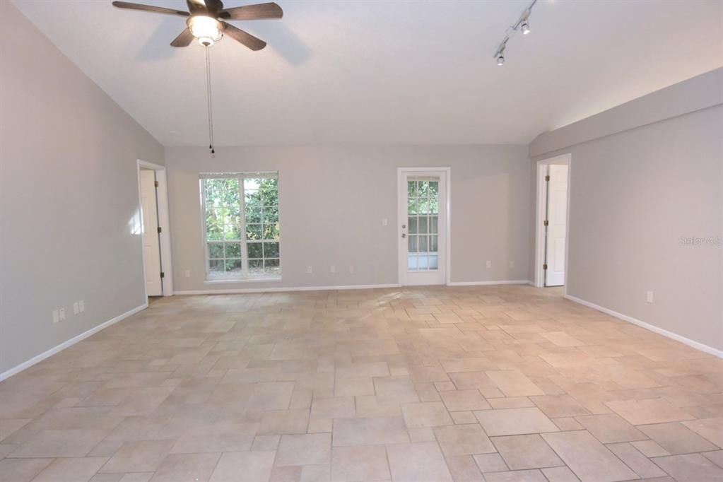 For Sale: $425,000 (3 beds, 2 baths, 1724 Square Feet)