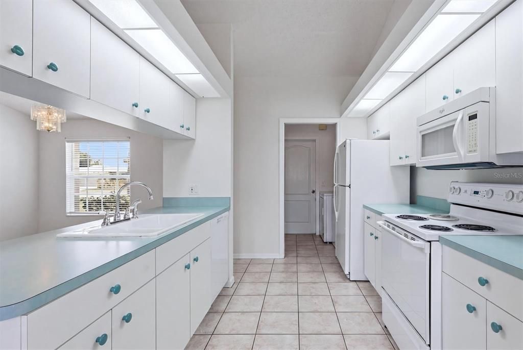 For Sale: $355,000 (3 beds, 2 baths, 1321 Square Feet)