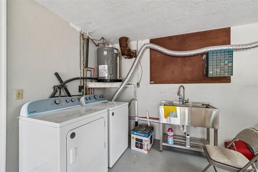 For Sale: $475,000 (3 beds, 2 baths, 1233 Square Feet)