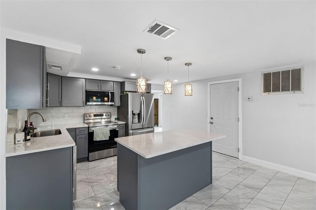 For Sale: $475,000 (3 beds, 2 baths, 1233 Square Feet)