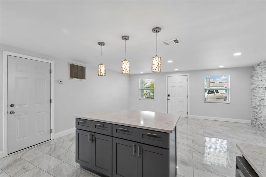 For Sale: $475,000 (3 beds, 2 baths, 1233 Square Feet)