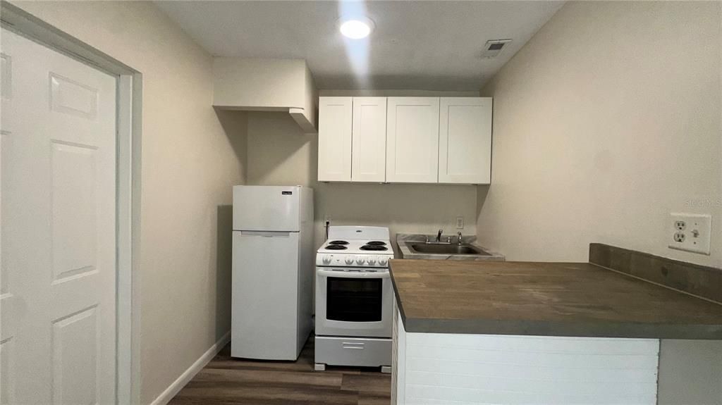 For Rent: $850 (0 beds, 1 baths, 322 Square Feet)